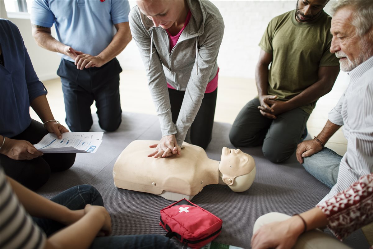 Gruppo durante un corso di rianimazione cardiopolmonare su manichino