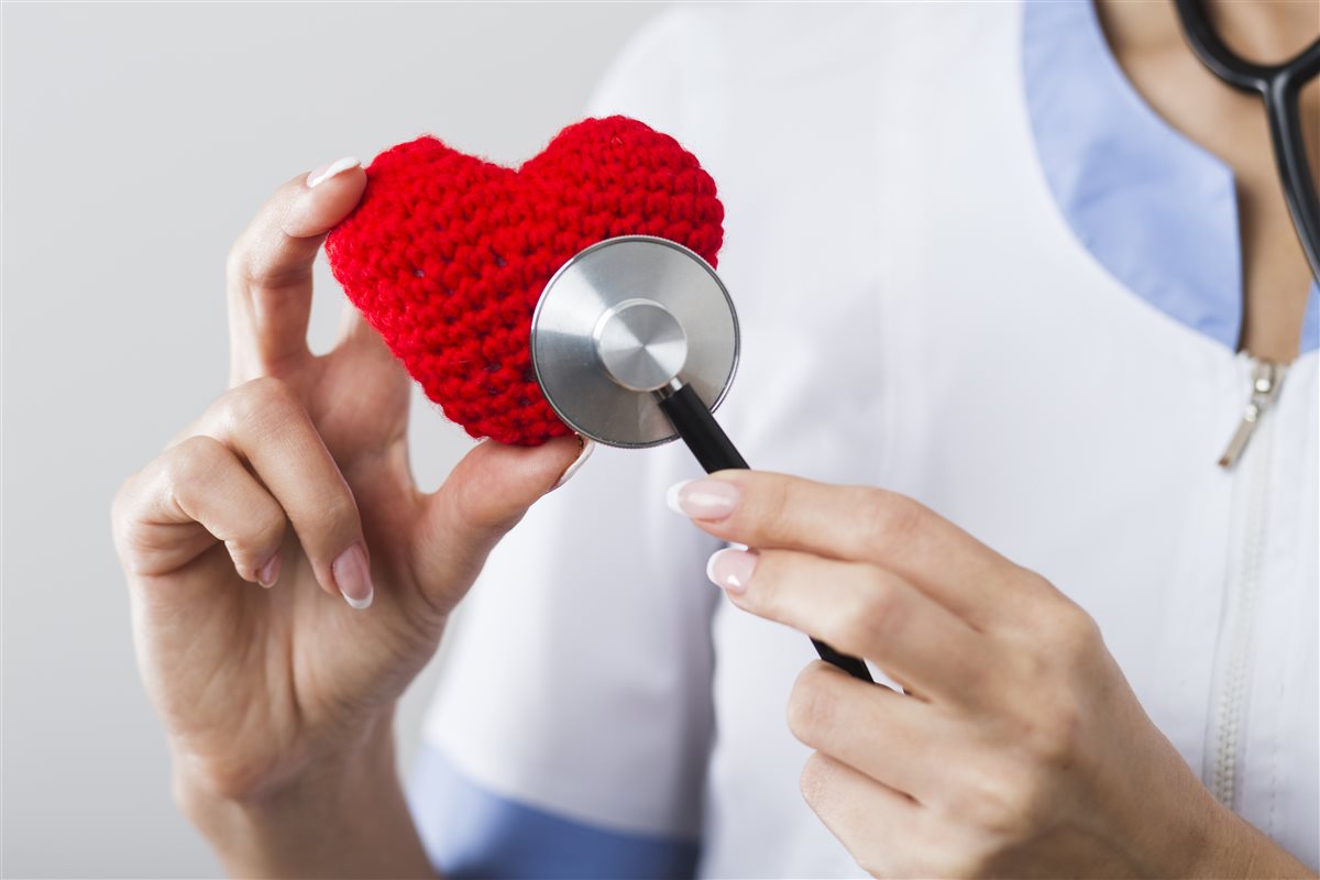 Cuore di lana rossa ascoltato con uno stetoscopio